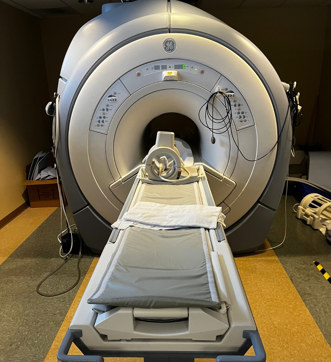 2008 GE 1.5T HDe 8Ch MRI 