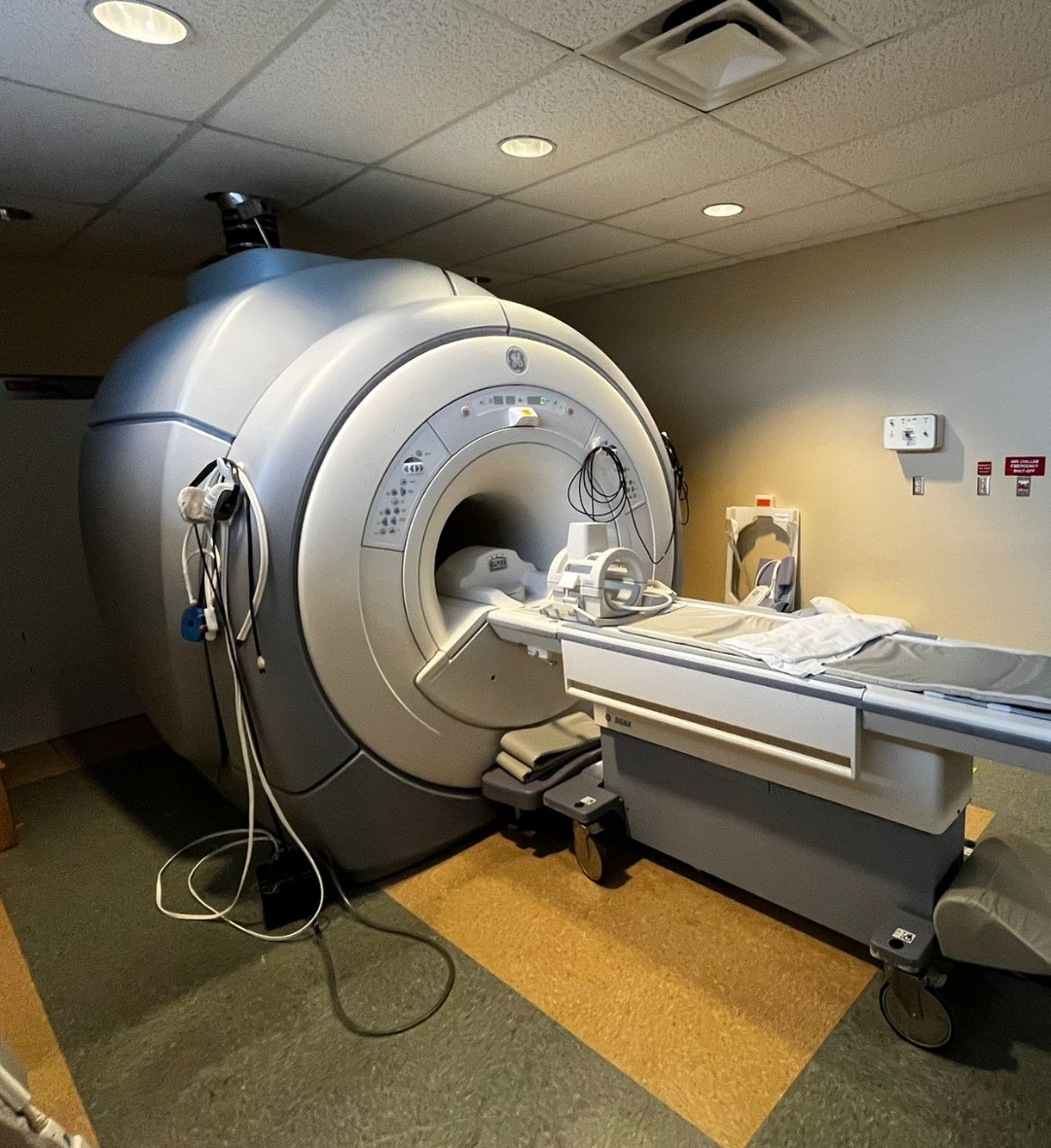 2008 GE 1.5T HDe 8Ch MRI 
