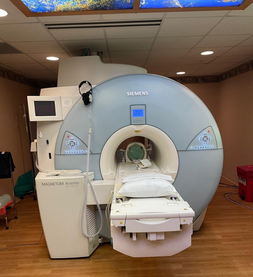 2005 Siemens 1.5T AVANTO 8 Channel MRI Scanner